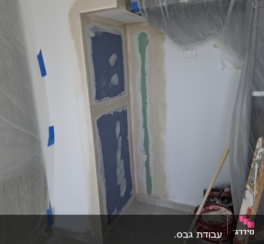 קיר גבס עם תיקוני שפכטל וצבעים שונים